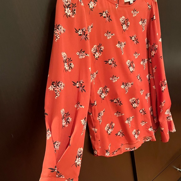 Brand: Loft Size: XS Style: Coral blouse with floral design - Picture 2 of 4